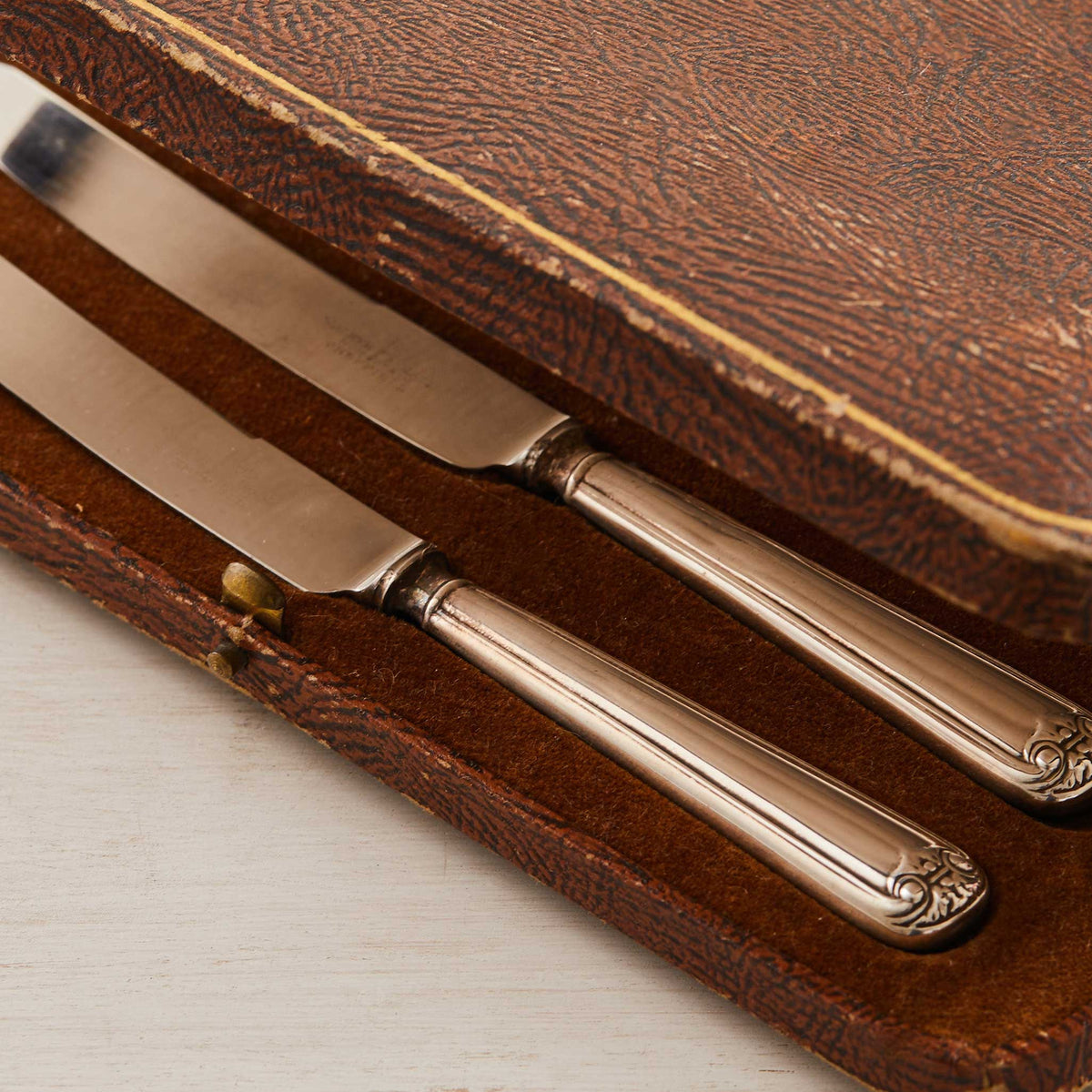 VINTAGE HOTEL SILVER BOXED SET OF SPREADERS