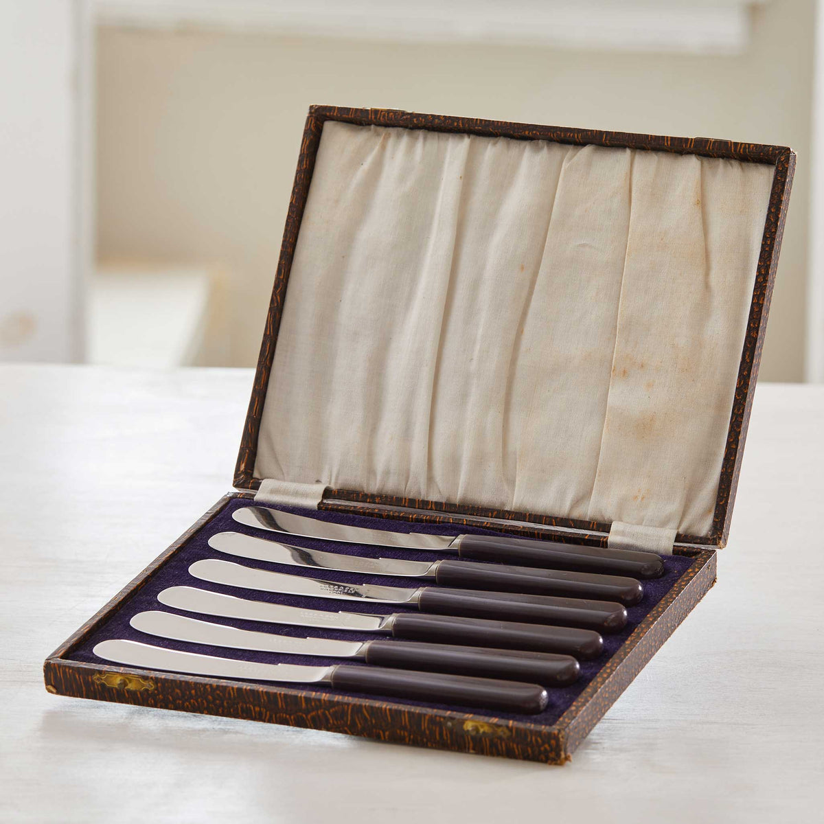 VINTAGE BOXED SET of BAKELITE SPREADERS