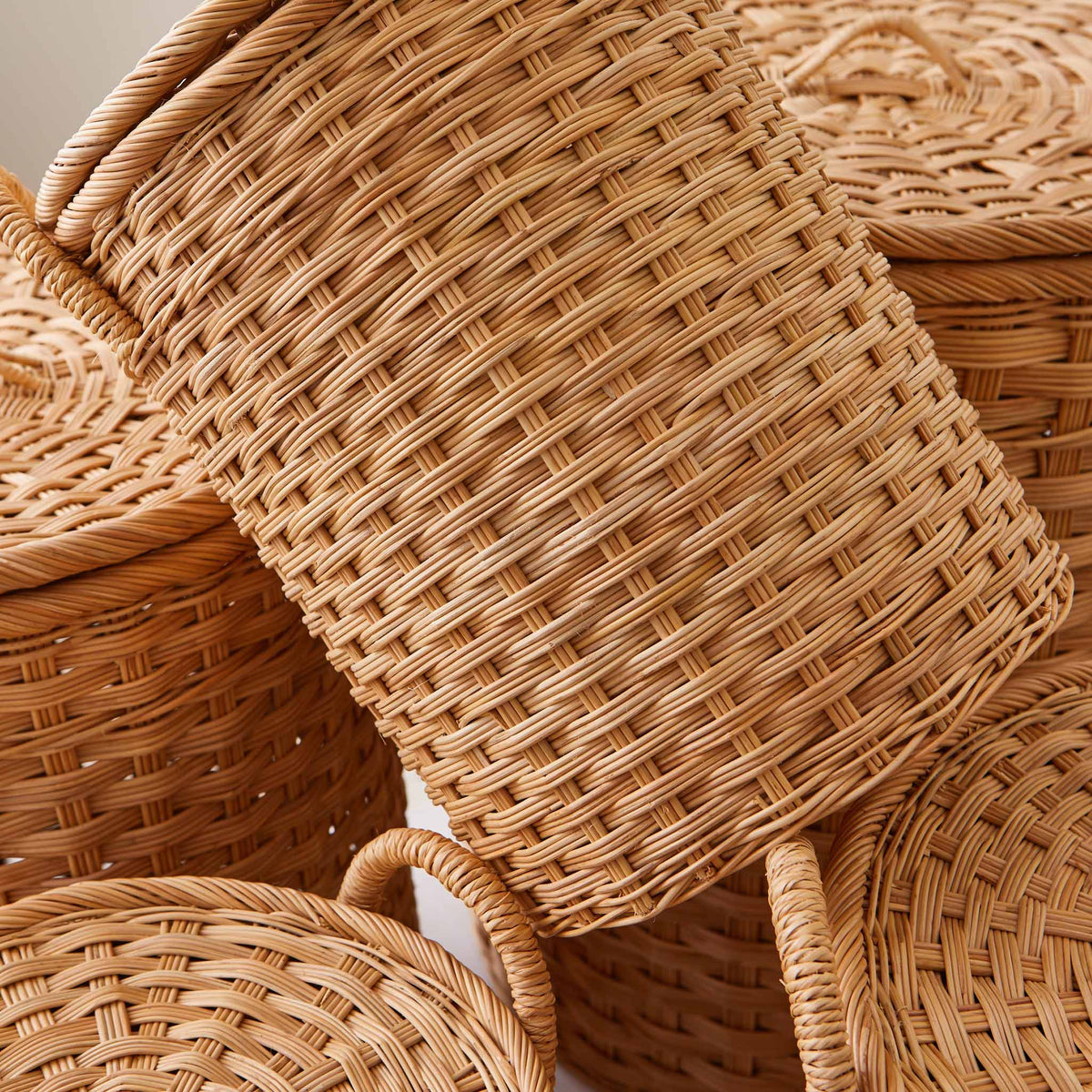 Round rattan storage baskets with lids and handles. Perfect baskets for clothes, bathroom storage baskets, or baskets for shelves. XL, L, M, S, XS.